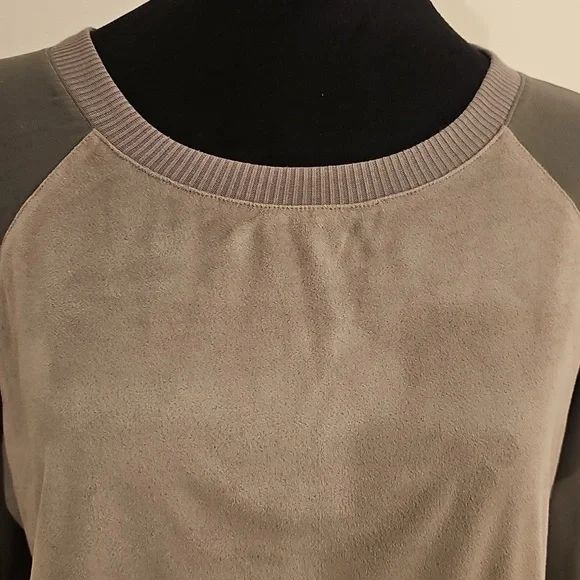 Neiman Marcus Dressy Grey Raglan Top With Long Sheer Sleeves - Picture 2 of 8